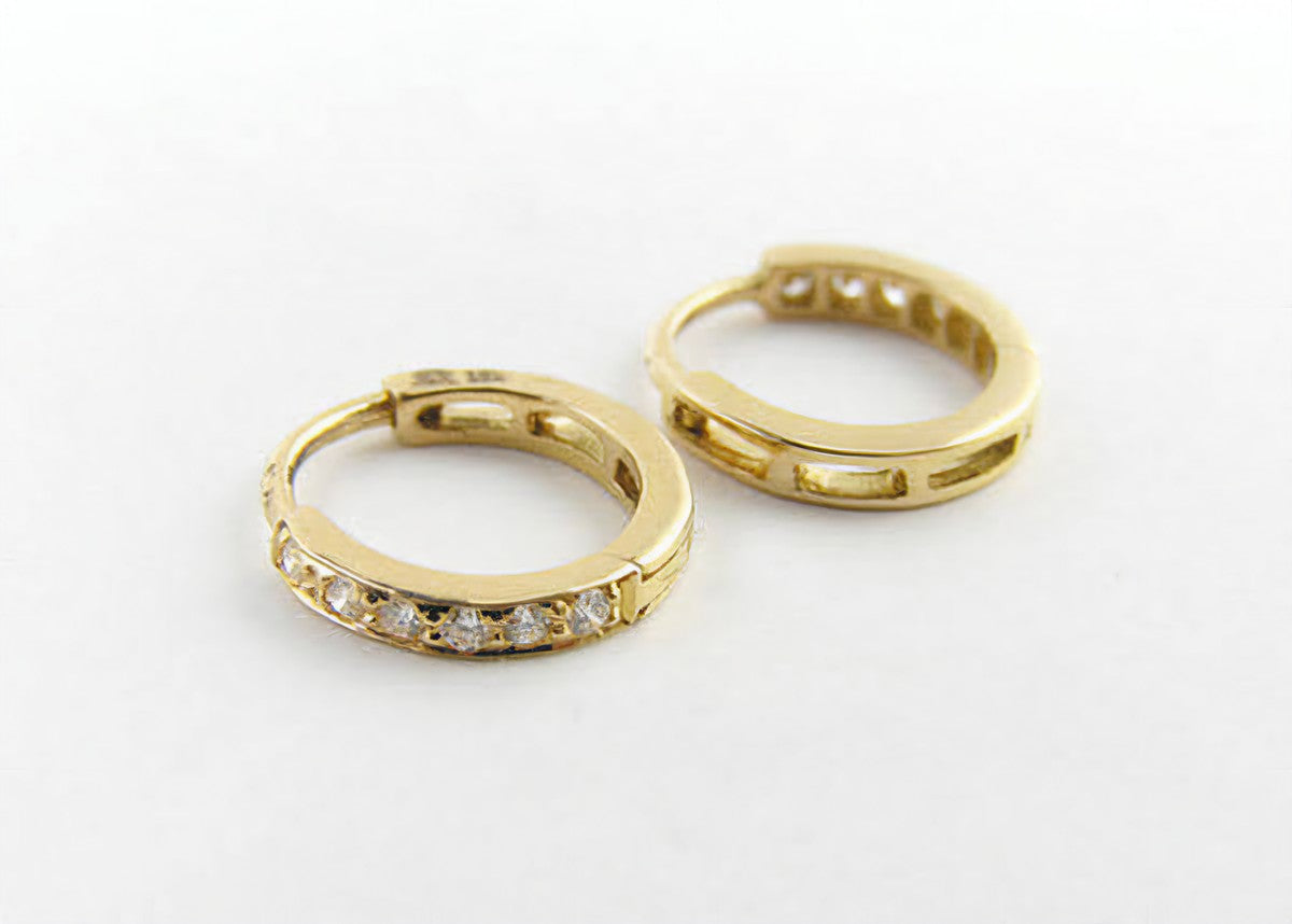 The Babyrasa Anjuna Prong setting Gold and Diamond Bali by Rasvihar
